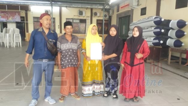 Foto : Korban penganiayaan didampingi Sekjen LSM Libas 88 Amir Hamzah di Polres Sampang 