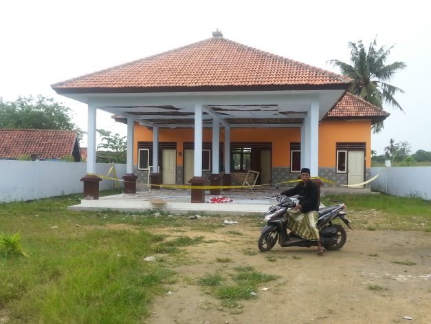 PJ Kades Guluk-guluk saat meninjau Balai Desa yang di teror Bom