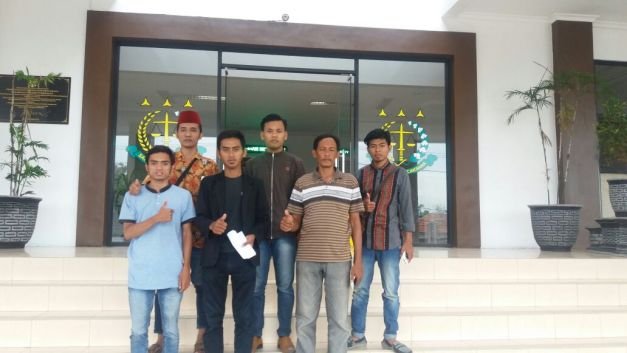Foto Anggota NGO LAREM Didepan Kantor Kejari Pamekasan