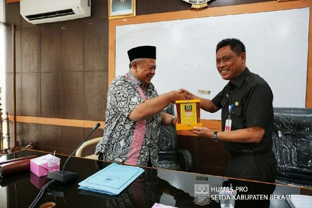 Foto: Drs. H. Habbib Syarif selaku ketua Badan Pembentukan Peraturan Daerah (BPPD) provinsi Jawa Barat bersama Drs. H. Effendi di ruang rapat Sekda kabupaten Bekasi