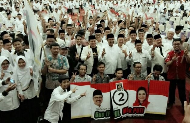 Foto: 1.000 Bacaleg PKS Saat Ikrar Menangkan Gus Ipul-Puti