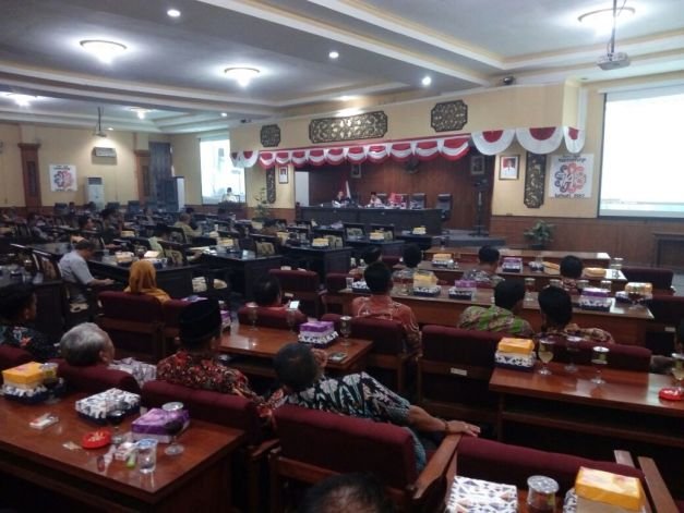 Foto : Ketika Para Peserta Sidang Mendengarkan Secara Khidmat Saat Sidang Paripurna Berlangsung