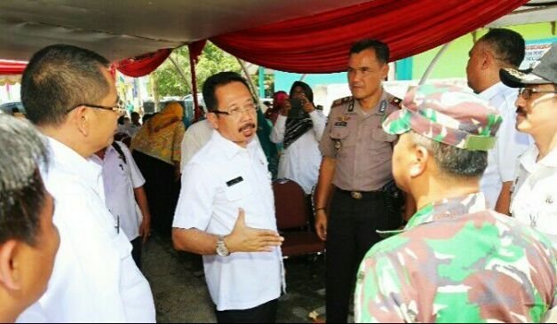 (Sekda) Kabupaten Bekasi, H. Uju Mewakili Bupati Bekasi Menyambut Kedatangan Tim Verifikasi Peningkatan Peranan Wanita Menuju Keluarga Sehat Sejahtera (P2WKSS) tingkat Propinsi Jawa Barat, di Desa Sukakarya, Kecamatan Sukakarya, Kabupaten Bekasi.