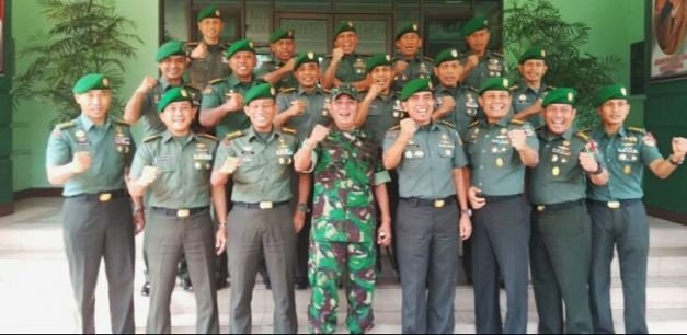 Danrem 051/ WKT Letkol Inf Bobby Bersama 18 Perwira Siswa