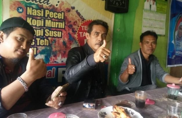 Foto: Anggota Polsek kalibaru bersama anggota media saat sosialisasi tangkal berita hoax
