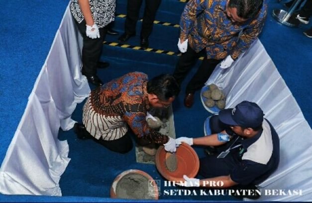 Ground Breaking Pembangunan Pabrik PT. Panasonic Gobel Energy Indonesia (PECGI) Cibitung Bekasi Jawa Barat oleh Dirjen Industri, Harjanto didampingi oleh Wakil Bupati Bekasi, Eka Supria Atmaja, pada Jum'at (20/7/2018).
