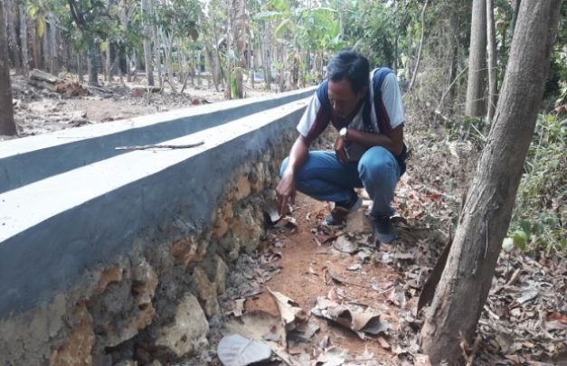 Foto : Pekerjaan yang disoal warga