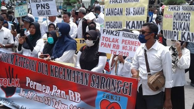 Foto : Para FHK II Sumenep Ketika Melakukan Aksi Didepan Gedung Pemerintah Kabupaten Sumenep