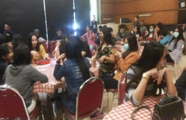 Foto : Pertemuan Pengusaha, Penikmat dan Puluhan Pemandu Lagu di Pamekasan