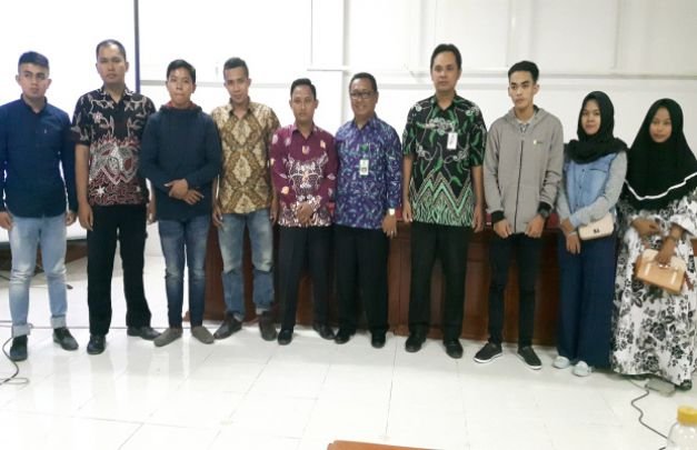 Foto : Jajaran Pegawai RS Mohammad Noer saat Foto Bersama Anggota LSM Praksi