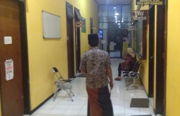 Foto: kerabat korban penipuan saat memberikan kesaksian di Mapolres Sampang