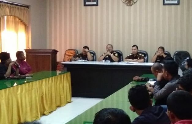 Foto: Perwakilan masyarakat dan JCW saat mendatangi Kejari Sampang