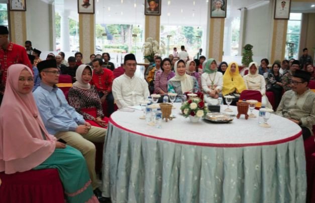 Foto: Walikota Batu Dewanti Rumpoko didampingi jajaran kepala OPD saat giat Buka bersama di Balai Kota Among Tani, Pemkot Batu