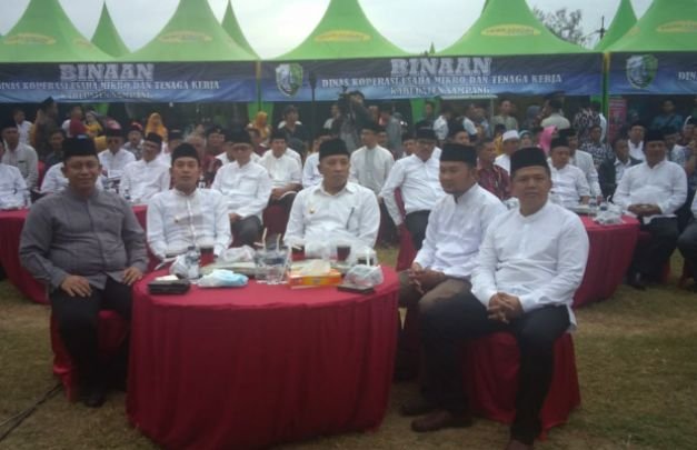 Foto: Bupati dan Wakil Bupati Sampang di acara tasayakuran 100 hari masa kerjanya
