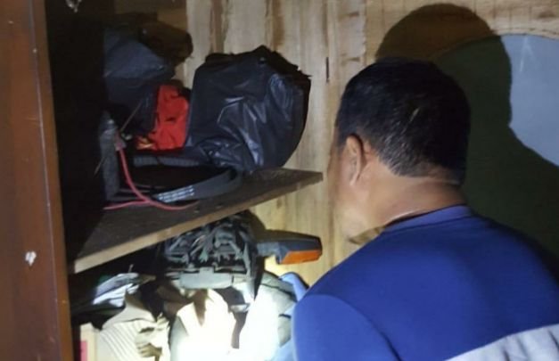 Foto: 'MT' dengan barang bukti spare part sepeda motor diduga hasil kejahatan di dalam lemari kamarnya