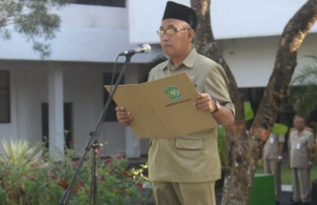 Foto: Kepala Dinas Perternakan dan Pertanian saat bertindak sebagai pembina upacara bendera di halaman kantor Bupati, dan menyampaikan paparannya