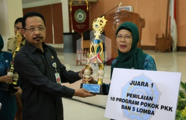Foto: sekda saat menyerahkan tropy kepada pemenang lomba