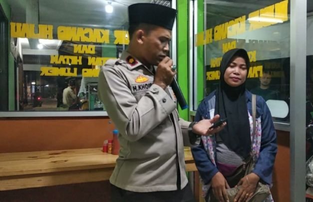 Foto: Kapolsek Cengkareng saat nyanyi bareng pengamen