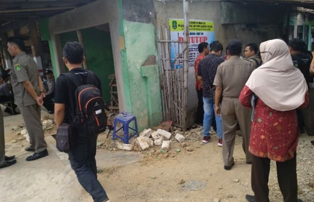 Foto: penutupan rumah kos yang dijadikan tempat pemerkosaan berjemaah enam pemuda di sumenep