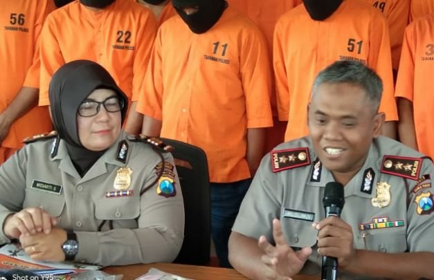 Foto Dokumen: Kapolres fan Kasubah humas Polres Sumenep saat moment press release