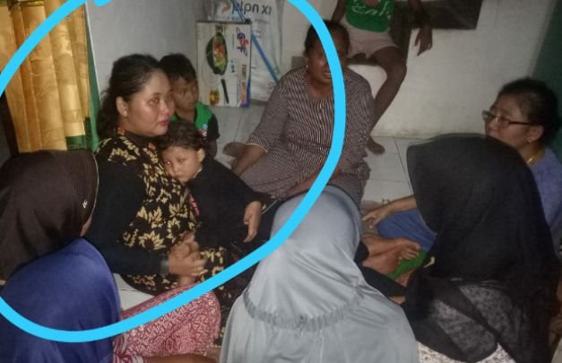 Foto: Dalam lingkaran Bocah 3 tahun yang dikabar hilang diculik sedang bersama ibunya