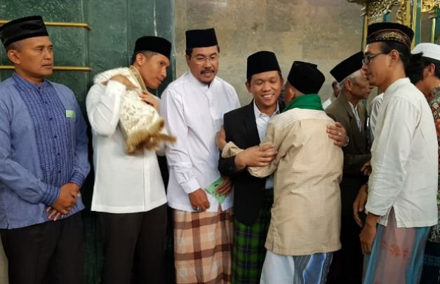 Foto: Forkopimda Lumajang bersalaman bergantian bersama warga, usai sholat Ied idul Adha