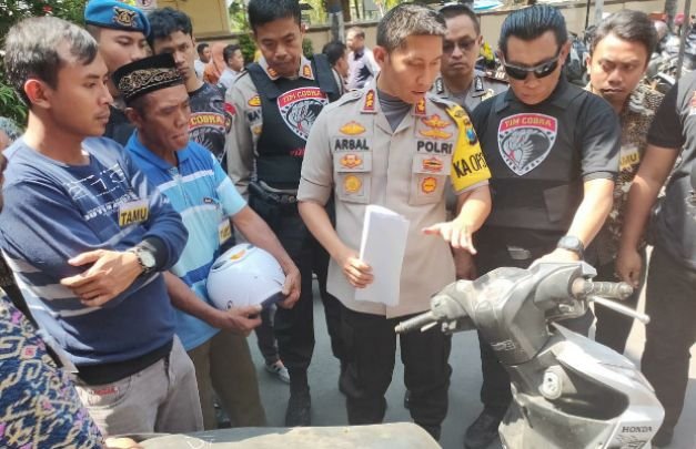 Foto: Kapolres Lumajang didampingi Kasat Reskrim yang juga menjabat sebagai Ka. Tim Cobra, saat mengembalikan sepeda motor pada ayah Fauzi