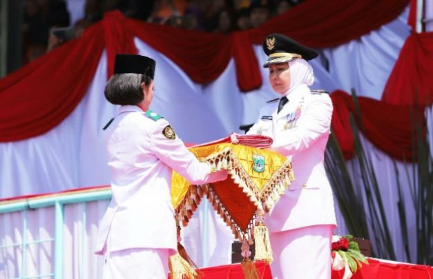 Foto: Walikota Batu Dra. Hj. Dewanti Rumpoko saat menyerahkan bendera merah putih kepada pasukan pembawa baki bendera. (Foto:Humas Pemkot Batu)