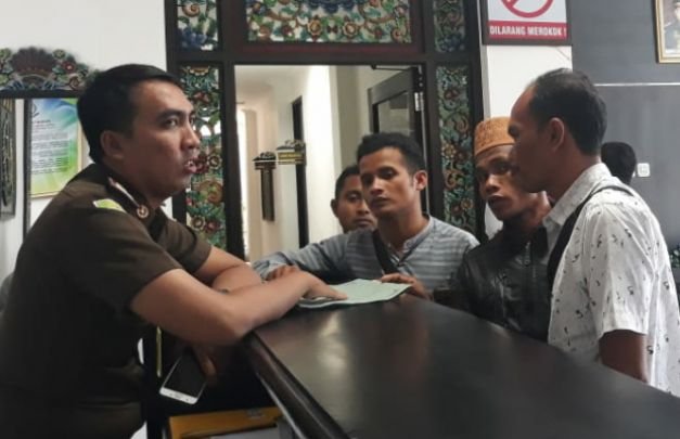 Foto: sejumlah warga Desa Montornah saat menyerahkan BB Tambahan ke Kejari