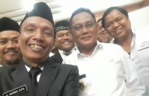 Foto : Ketua F-BPD Kabupaten Bekasi bersama Bupati Bekasi di acara pengukuhan.