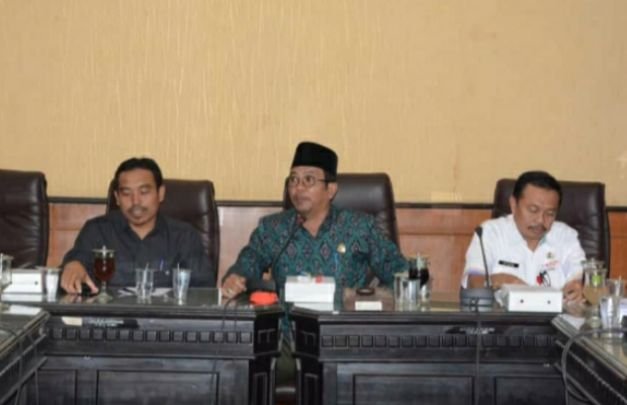 Foto: pimpinan DPRD Sumenep saat menggelar sidang paripurna