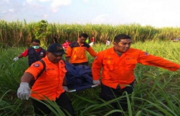 Foto: petugas saat melakukan evakuasi mayat yang diduga korban pembunuhan