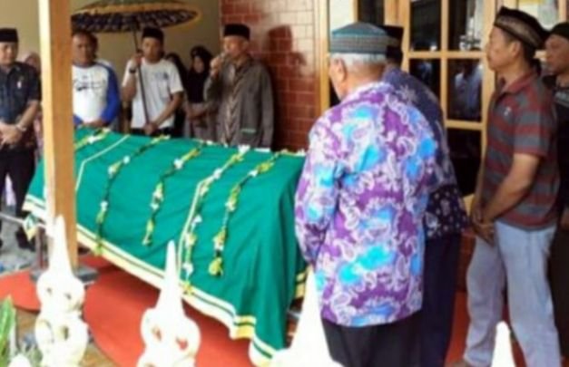 Foto: salah satu korban miras oplosan saat akan dibawa kè makam