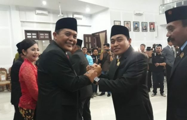Foto: Suryadi, saat memberikan ucapan selamat kepada pimpinan DPRD Difinitif Kota Malang