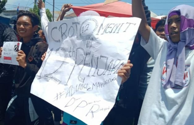 Foto: isi poster yang dibawa demo siswa SMA di Sumenep