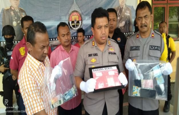 Foto: Kapolres sampang saat menunjukkan barang bukti