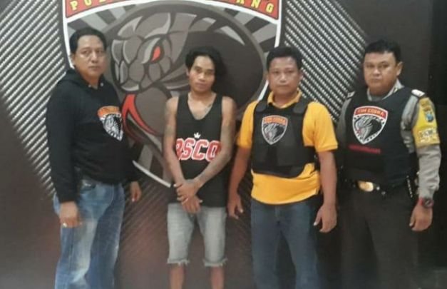Foto: M. Abdul Rohim kini menyandang status tersangka (bertato),