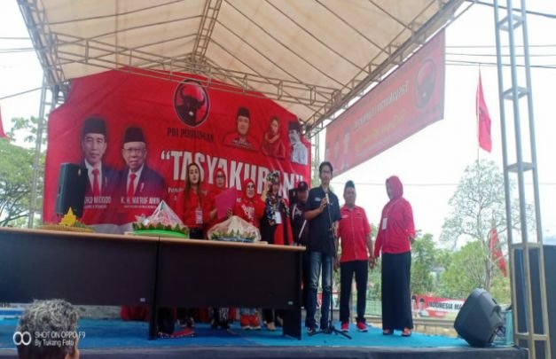 Foto : Pemotongan nasi tumpeng oleh Ketua DPC PDI Perjuangan Kabupaten Bekasi, Soleman.