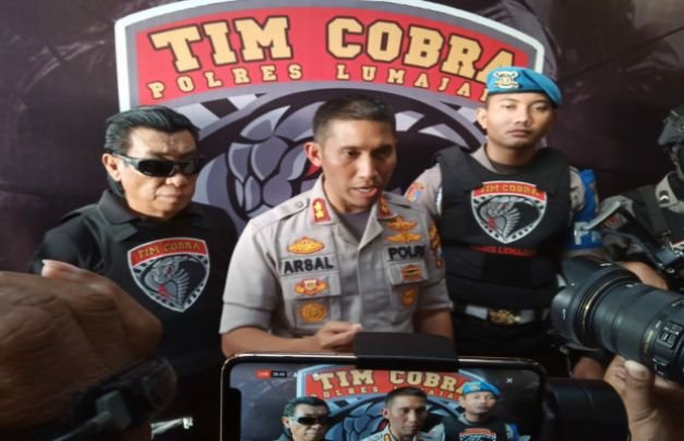 Foto: Kapolres Lumajang saat menyampaikan pernyataannya pada awak media