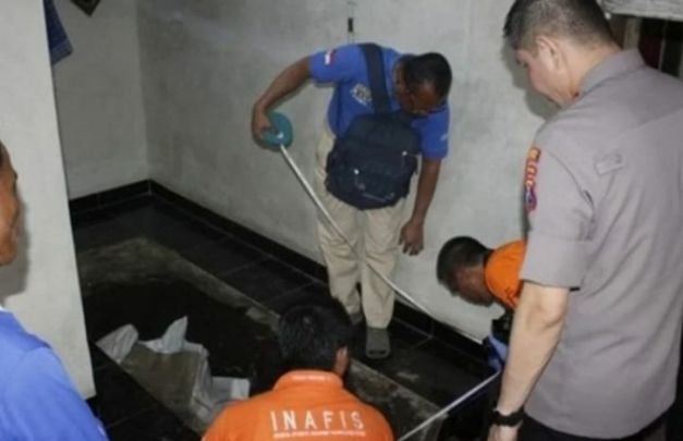 Foto: Tim Inafis Polda Jatim saat dilokasi pembunuhan