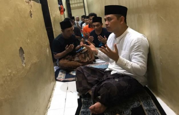 Foto: Kapolres Pamekasan, AKBP Teguh Wibowo S.I.K Saat Memanjatkan Doa Usai Melaksanakan Sholat Berjemaah