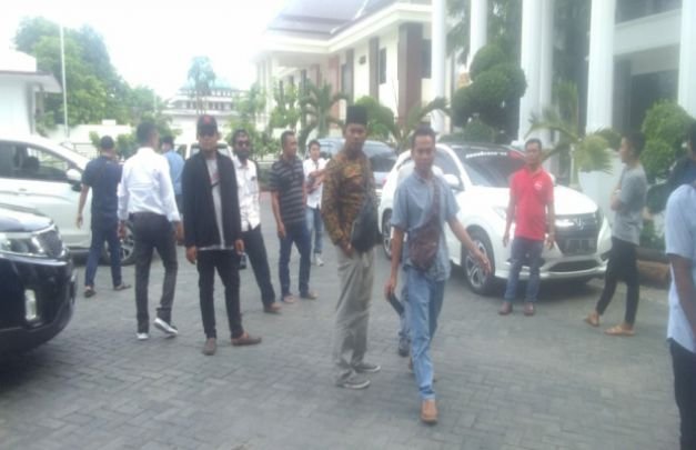 Foto : Puluhan Warga Desa Bire Barat didepan Kantor Kejari Sampang
