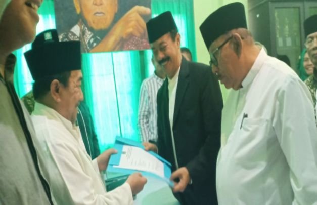 Foto: Fatah Jasin Menyerahkan Berkas Pendaftaran Bacabup Sumenep 2020 ke Ketua DPC PKB Sumenep, KH. Imam Hasyim