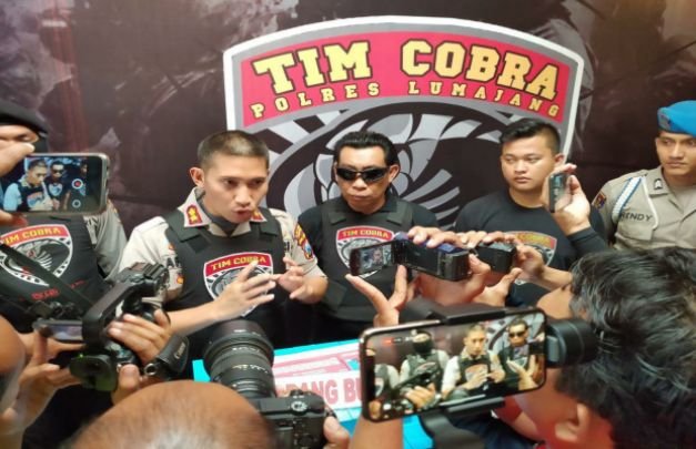 Foto: Kapolres Lumajang saat menyampaikan pemaparannya didepan awak media
