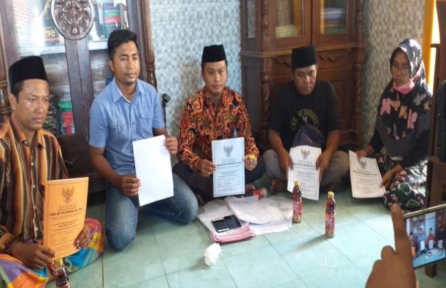 Foto: Dari kiri, Agus Sairi, Nadianto, Kamarullah, Marito dan Atniya (orang tua korban)