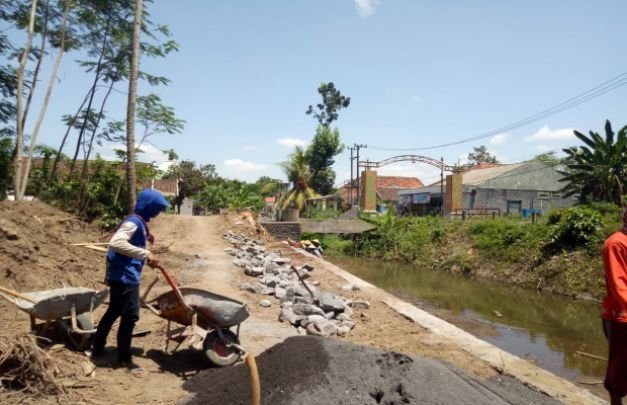 Foto: Pekerjaan berlangsung dan dilokasi proyek tak terlihat papan nama, Selasa (26/11/2019).