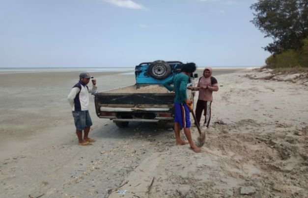 Foto: penambang pasir liar saat diamankan polisi