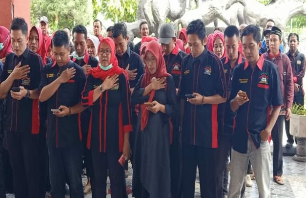 Foto: Ratusan perawat kontrak saat mendatangi kantor DPRD Sumenep