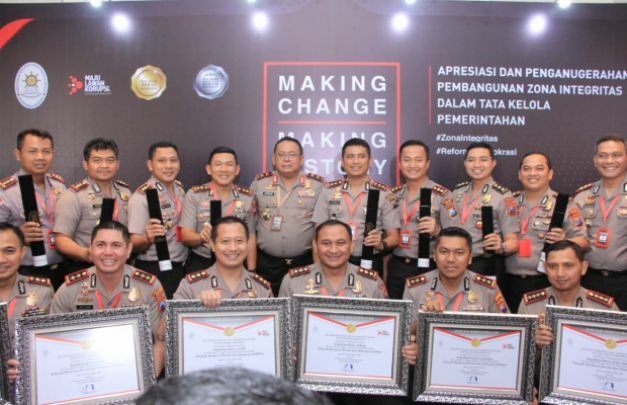 Foto: Kapolres Lumajang, (berdiri no 4 dari kiri) dekat Kapolda Jatim Irjen Pol Luki Hermawan, saat menerima penghargaan