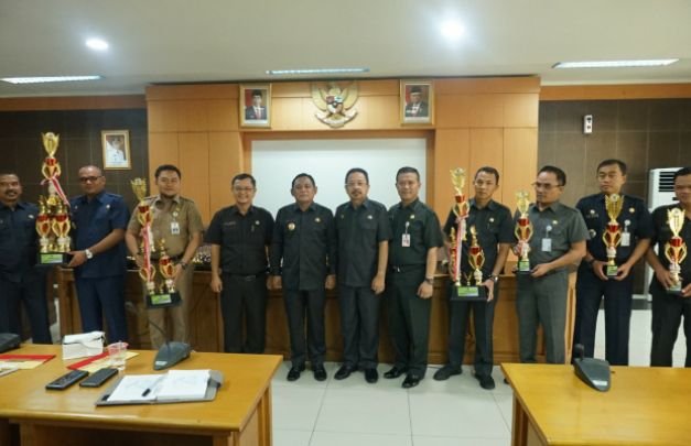 Foto : Bupati Bekasi, Eka Supria Atmaja bersama para Camat
